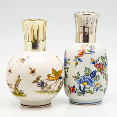 null Deux lampes Berger en céramique à décor dans le goût du XVIIIème de Rouen et...