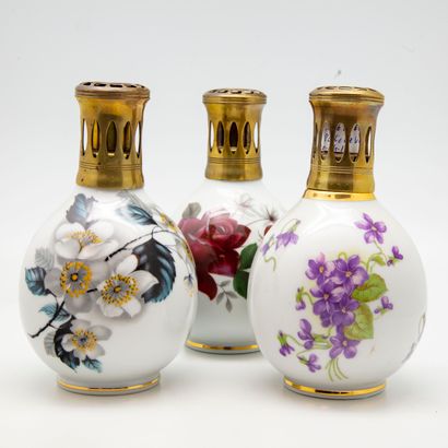 THARAUD THARAUD

Trois lampes BERGER en porcelaine à décor polychrome de fleurs des...