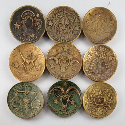 LE VERRIER Max LE VERRIER (1891-1973)

Suite de 9 vide-poches en bronze à décor des...