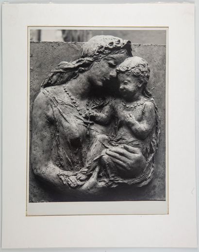 SUDEK Josef SUDEK (1896-1976). 

Femme et enfant : vue d'une sculpture de Josef Wagner...