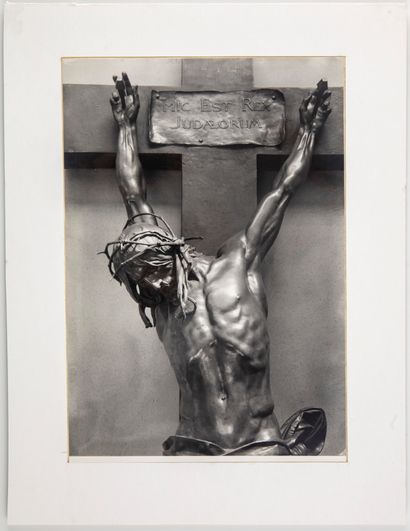 EHM Josef EHM (1909-1989). 

Crucifixion : vue d'une sculpture de Josef Vaclav Mylsbeck....