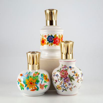 null Trois lampes Berger en porcelaine à décor émaillé polychrome de fleurs

H.:...