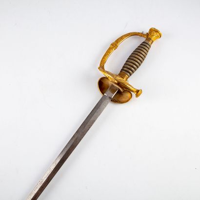 null Epée d'officier, la garde en bronze doré à décor d'une ancre et de coquille

Long.:...