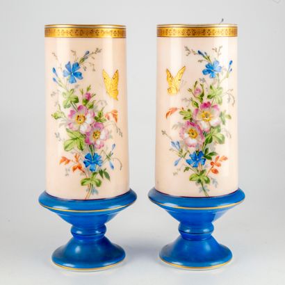 null Paire de vases en opaline à décor de fleurs et papillons à base bleue

H. :...