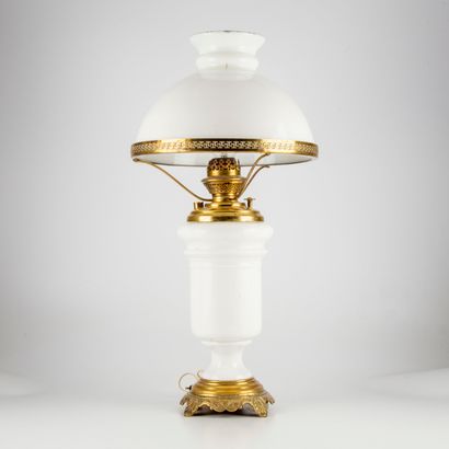 null Lampe en porcelaine monture en métal doré et réflecteur en verre opalin blanc

H....