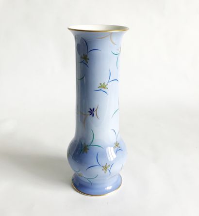 null Vase cornet en porcelaine à décor de fleurs sur fond nuage.

H. : 25 cm env...