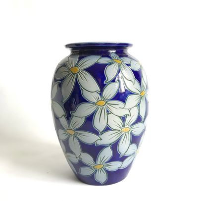 null GRES d'Alsace

Petit vase en gès émaillé à décor de fleurs.