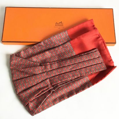 HERMES HERMES - Paris ( vintage)

Cravate lavallière en soie à motif imprimé d'ancres...