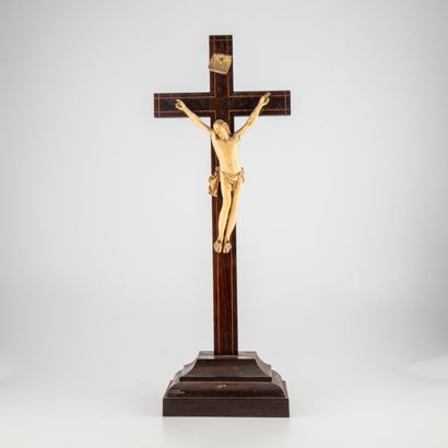 null Christ janséniste en ivoire sculpté

XIXème siècle

H. totale : 55cm

Fentes,...