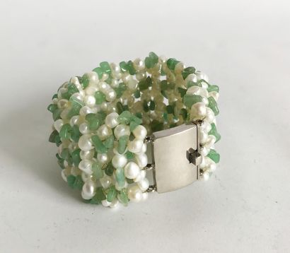 null Bracelet manchettes en perles baroques et pierres vertes. fermoir en argent...