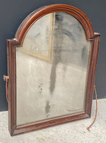 null Miroir de coiffeuse en acajou

Glace au mercure 

XIXeme siècle

61x50cm

Accidents,...