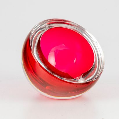SAINT LOUIS SAINT LOUIS

Cendrier en verre teinté rouge 

Marqué

H.: 9 cm envir...