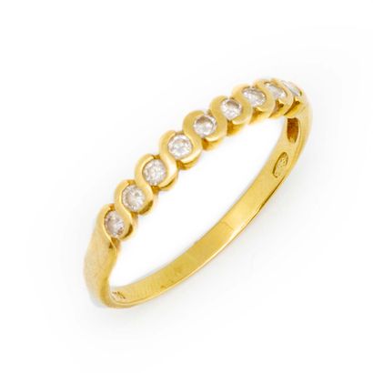 null Alliance en or jaune semi-amricaine pavée de petits diamants

Poids brut : 2,7...