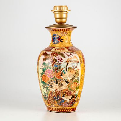 null Vase en céramique à décor polychrome et doré de fleurs et volatiles

Dans le...