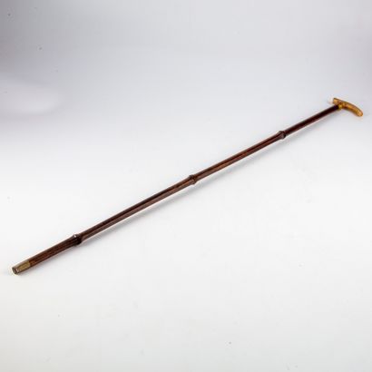null Petite canne en bois, le manche en corne et métal doré

Long.:71 cm