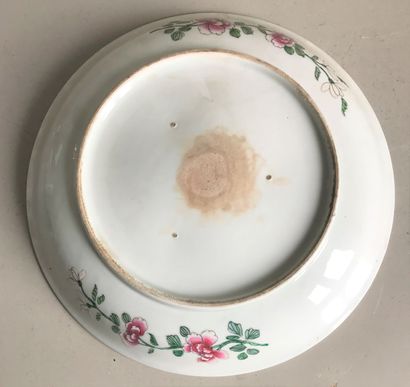 null CHINE

Grand plat creux en porcelaine à décor émaillé dans la palette de la...
