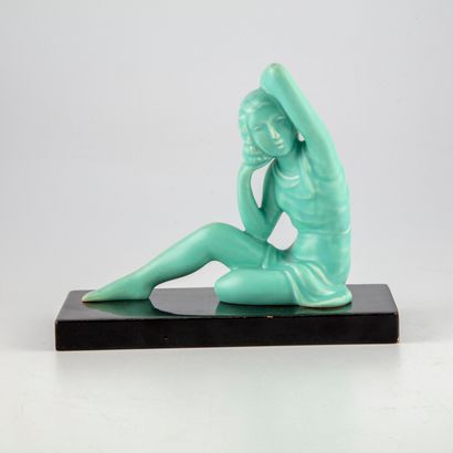 null Sculpture en céramique émaillée représentant une jeune femme

Style Art déco

18x22cm

Très...