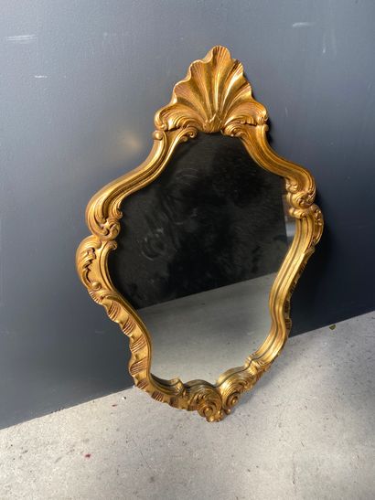 null Miroir en bois doré de forme chantournée à décor de coquille

71 x 47 cm