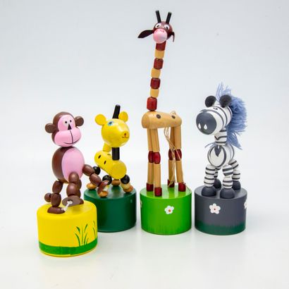 WAKOUVA Wakouwa

Suite de quatre figurines articulées en bois sur le thème des animaux...
