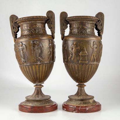 null Paire de vases Médicis en bronze, décor en frise à l'Antique, socle en marbre,...