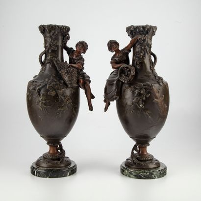 MOREAU François MOREAU (1858-1931)

Paire de vases en régule à décor d'une jeune...