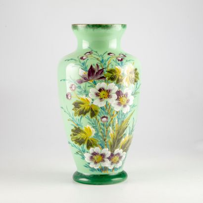 null Vase en opaline vert d'eau à décor émaillé polychrome et doré de fleurs

XXème...