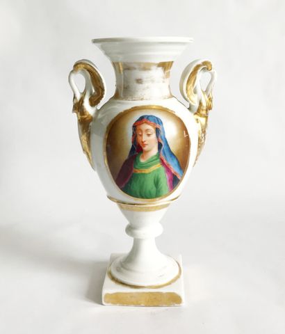 PARIS PARIS 

Vase d'église de forme balustre en porcelaine à décor polychrome d'un...