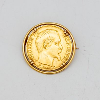 null Broche en or jaune ornée d'une pièce de 20 francs or Napoléon III 

Poids :...