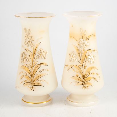 null Paire de vases en opaline à décor émaillé de fleurs

XXème siècle

H : 20 c...