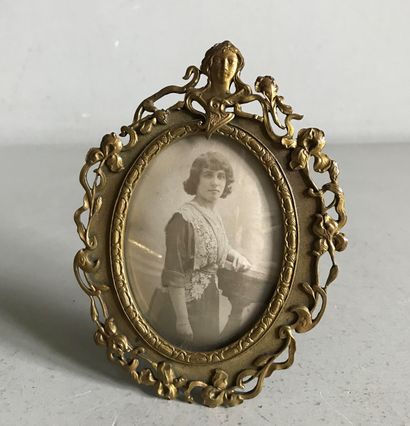 null Small oval photo frame in gilt brass with openwork and chiselled irises and...