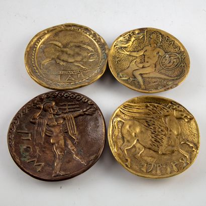 LE VERRIER Max LE VERRIER (1891-1973)

Suite de 4 vide-poches en bronze à décor mythologique

Signés

Diam.:...