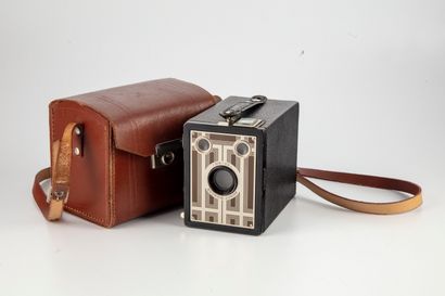Kodak KODAK 

Appareil photo Brownie Junior Six-20 à décor art nouveau, avec sa sacoche...