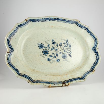 ROUEN ROUEN

Large earthenware dish with contoured edges and enamelled blue cameo...