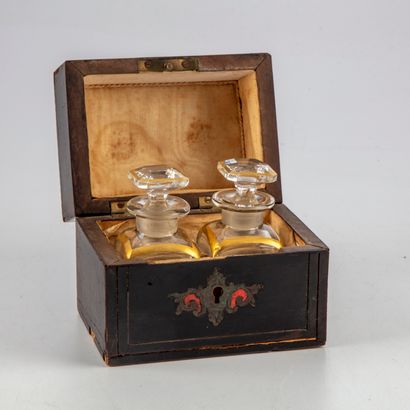null Small scent box with its two glass bottles with enamelled decoration of gold...