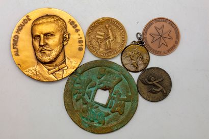 null Lot of bronze medals

A tsuba is attached