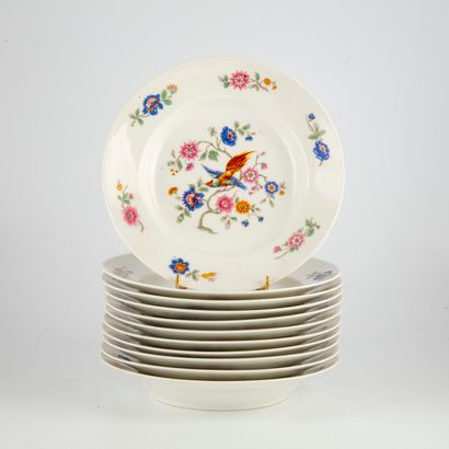 LIMOGES LIMOGES France

Onze assiettes en porcelaine à décor de fleurs et oiseau...