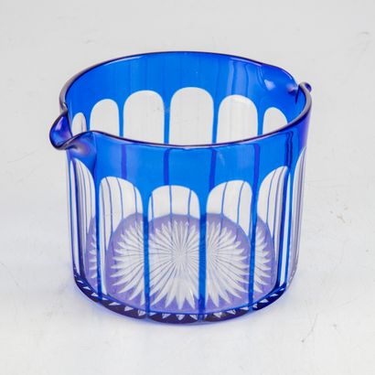 null Dessous de bouteille en verre taillé teinté bleu

H.: 9 cm

Eclats