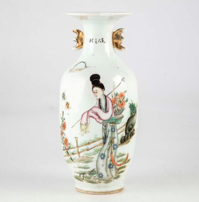 null CHINE - XXe

Petit vase de forme balustre en porcelaine émaillée à décor d'une...