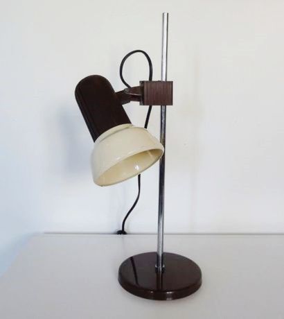 null Desk lamp composed of a round base in lacquered metal, centered by a chromed...