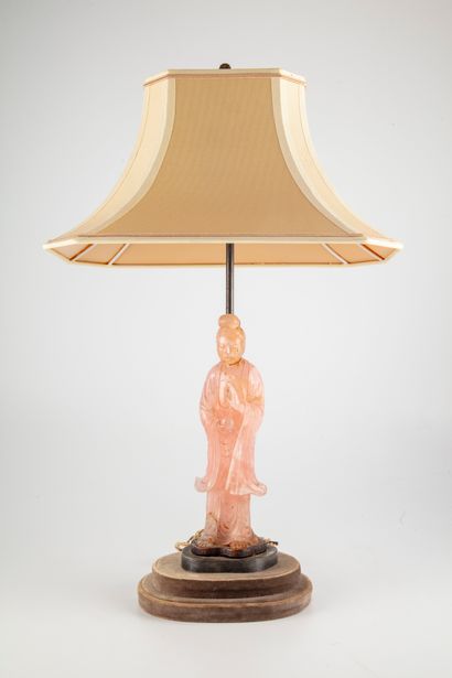 null Lampe ornée d'une statuette en quartz en forme de Kwanyn

H. : 23 cm

Tête ...