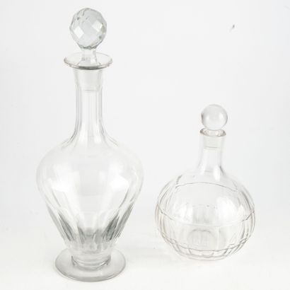 null Deux carafes en cristal transparent taillé à facettes 

H. : 32 et 21 cm