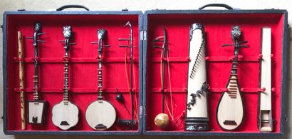 null VIETNAM

Ensemble de huit instruments de musique à cordes ou à vent en bois...