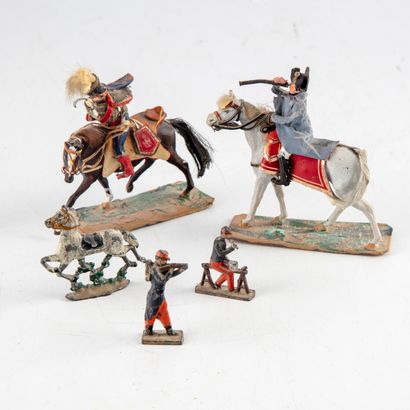 null Lot de petits soldats en métal comprenant :

Deux cavaliers H. 8 cm environ

Deux...