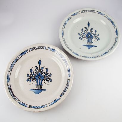 ROUEN ROUEN

Pair of earthenware dishes with contoured edges, decorated with blue...