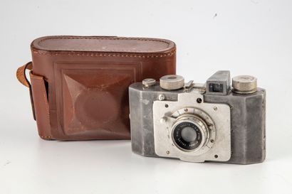 GALLUX GALLUX

Gallus Paris Gallix 1:3.5 camera, F 50 , n° 15884

With its leather...