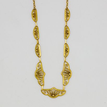 Yellow gold necklace with openwork fan motifs

Weight...
