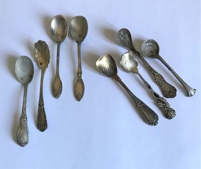 null Set of eight salt spoons (not matching) in silver (4) and silver plated metal...