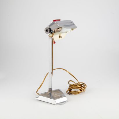 null Petite lampe de bureau en métal blanc Vers 1940

Pirouett Paris

H. : 32 cm