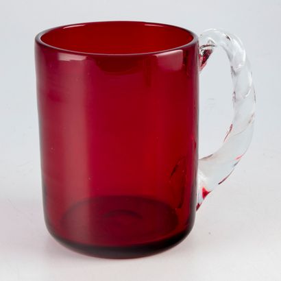 null Broc en verre teinté rouge, l'anse torsadée

H. : 16 cm