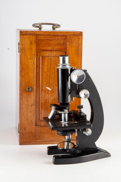 NACHET NACHET Paris

Microscope in black lacquered metal

Marked

In its wooden box

H....